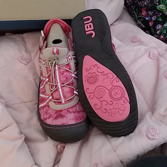 Shoes - Picture 2 of 4